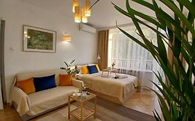 Downtown Elegant & Sunny Apartment Near Metro Central Station